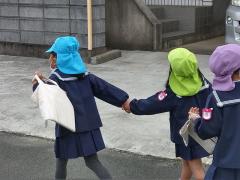 ちいさなおともだちの手をひいて