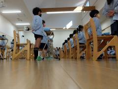背を　のばして　うたいます