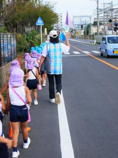 車に　注意　白線の　内側を