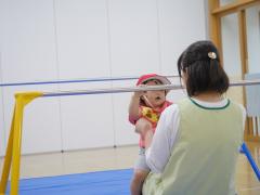 ０歳児クラス　鉄棒へ初挑戦