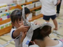 新聞紙　ちぎって　投げて　遊ぶのです