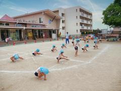 運動場でも　練習します