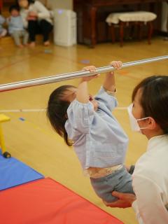 最初の鉄棒　まずはつかまるところから