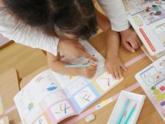 鉛筆のもちかた　と　平仮名の練習を