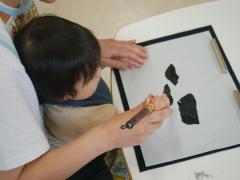0歳児　膝上にて